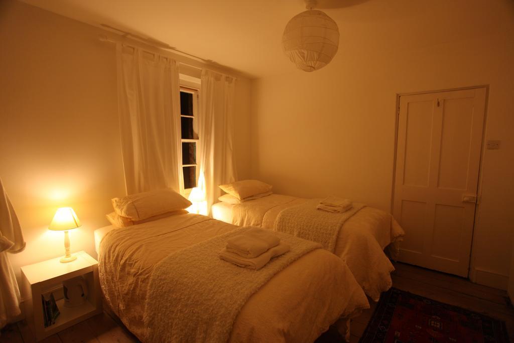 Moon In The Apple Tree Bed & Breakfast Glastonbury Room photo